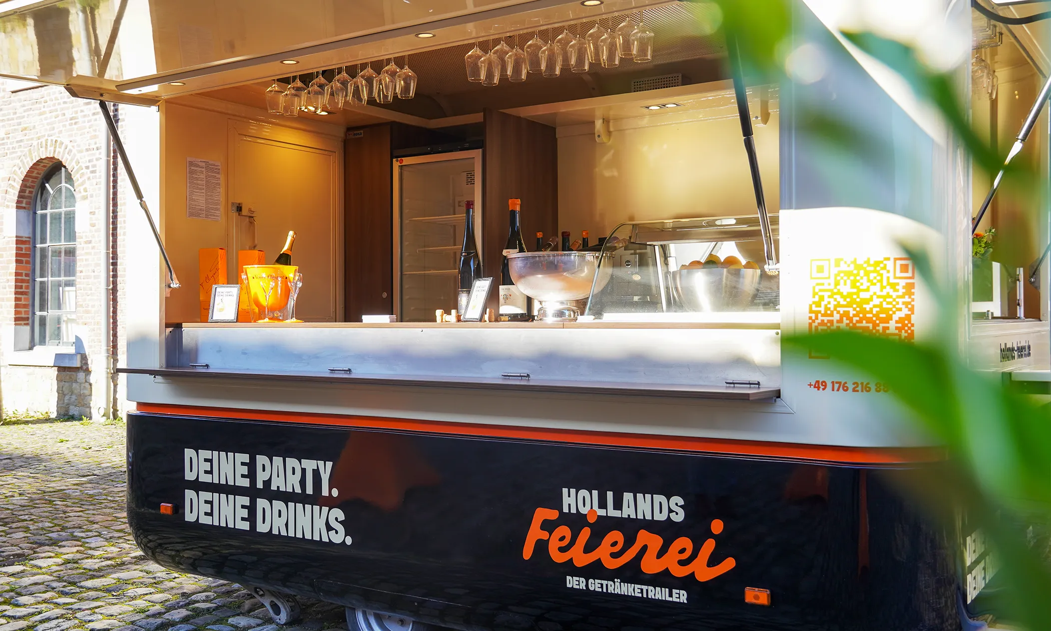 hollands_feierei_trailer_offen_teamlemke_brandingagentur_aachen_2104x1264px