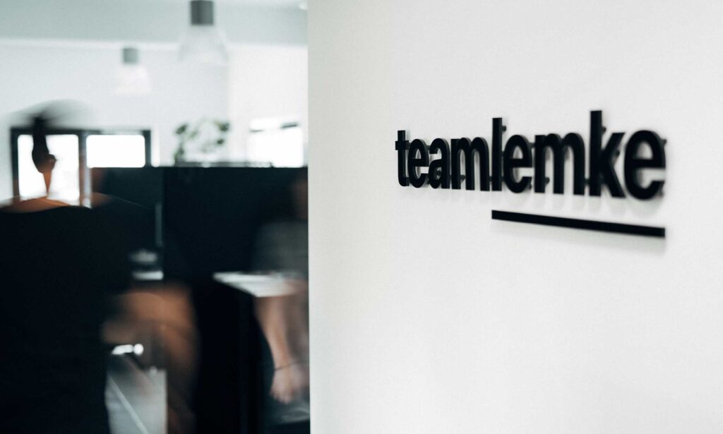Wir sind eine Branding Agentur – und noch viel mehr. Wir entwickeln Markenidentitäten, Design und Kommunikation mit Wirkung. Strategisch durchdacht, visuell prägnant und über alle analogen und digitalen Touchpoints hinweg erlebbar.